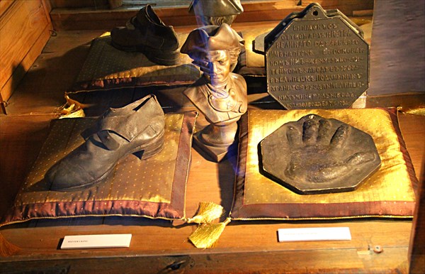 053-Ботинок и отпечаток руки Петра Великого